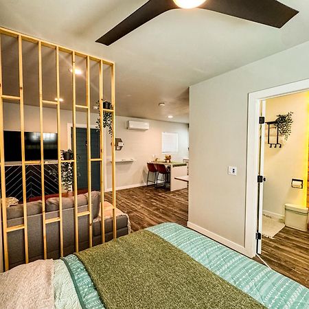 Private-Suite, Kitchen, Laundry, Rainfall Shower, 4Ktv El Centro Esterno foto