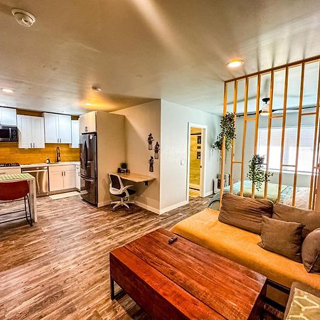 Private-Suite, Kitchen, Laundry, Rainfall Shower, 4Ktv El Centro Esterno foto