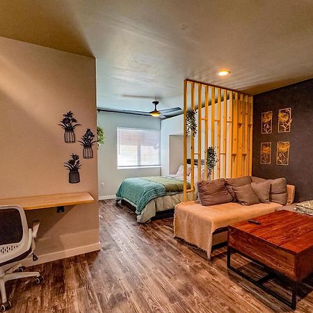 Private-Suite, Kitchen, Laundry, Rainfall Shower, 4Ktv El Centro Esterno foto