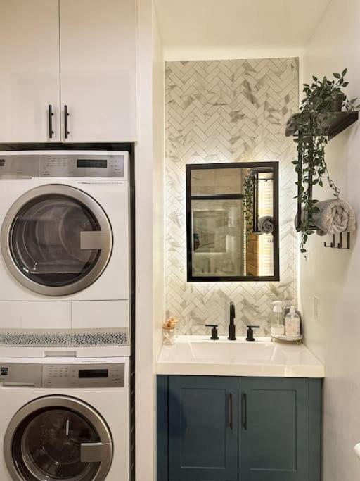Private-Suite, Kitchen, Laundry, Rainfall Shower, 4Ktv El Centro Esterno foto