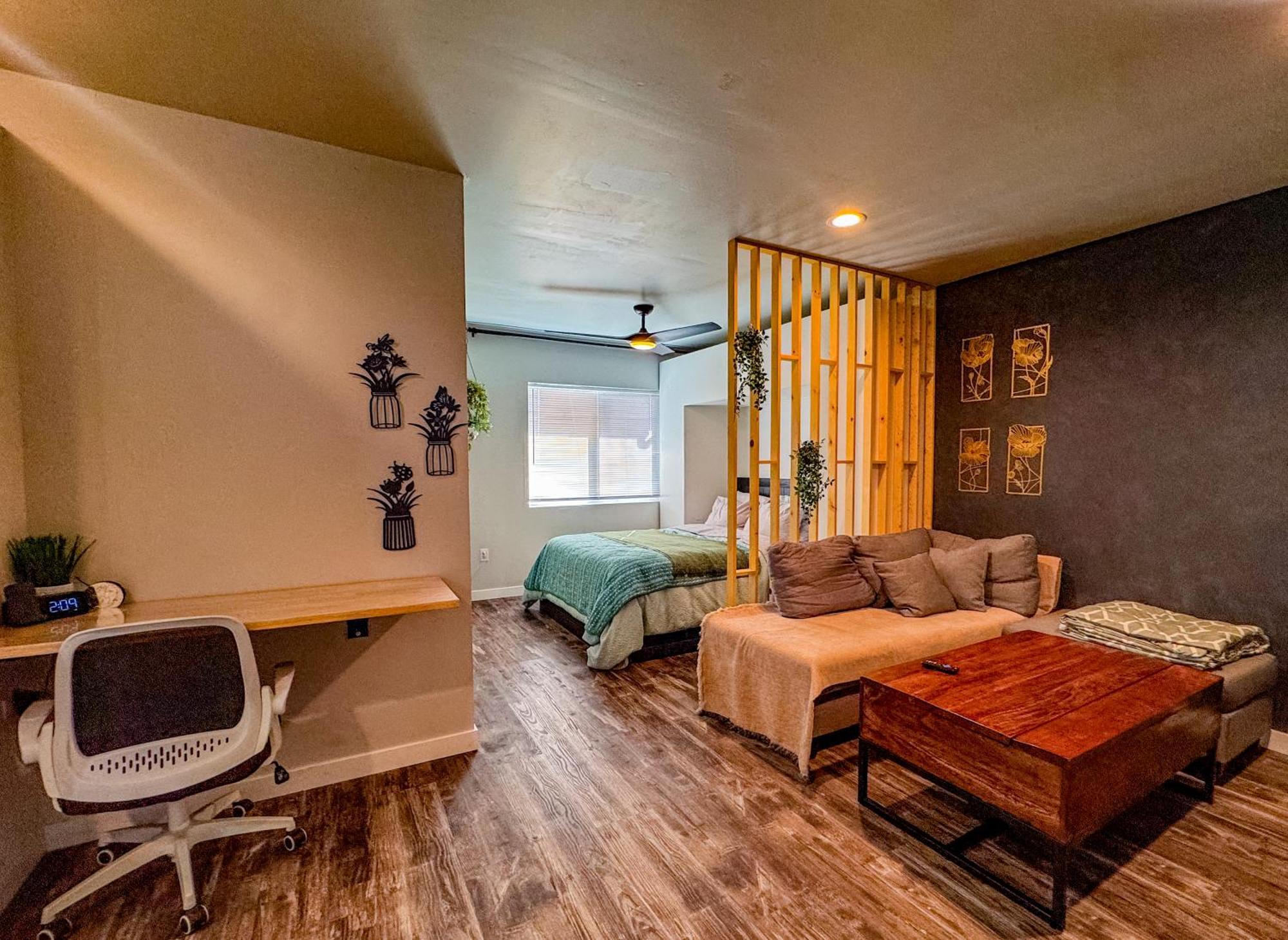 Private-Suite, Kitchen, Laundry, Rainfall Shower, 4Ktv El Centro Esterno foto
